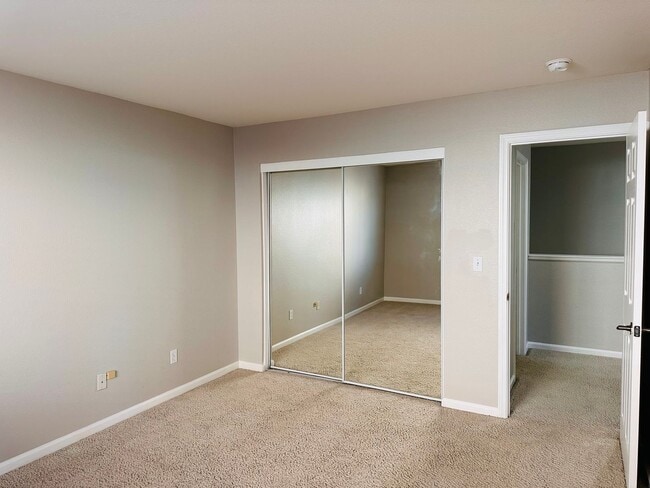Building Photo - Full Bedroom and Bathroom Downstairs