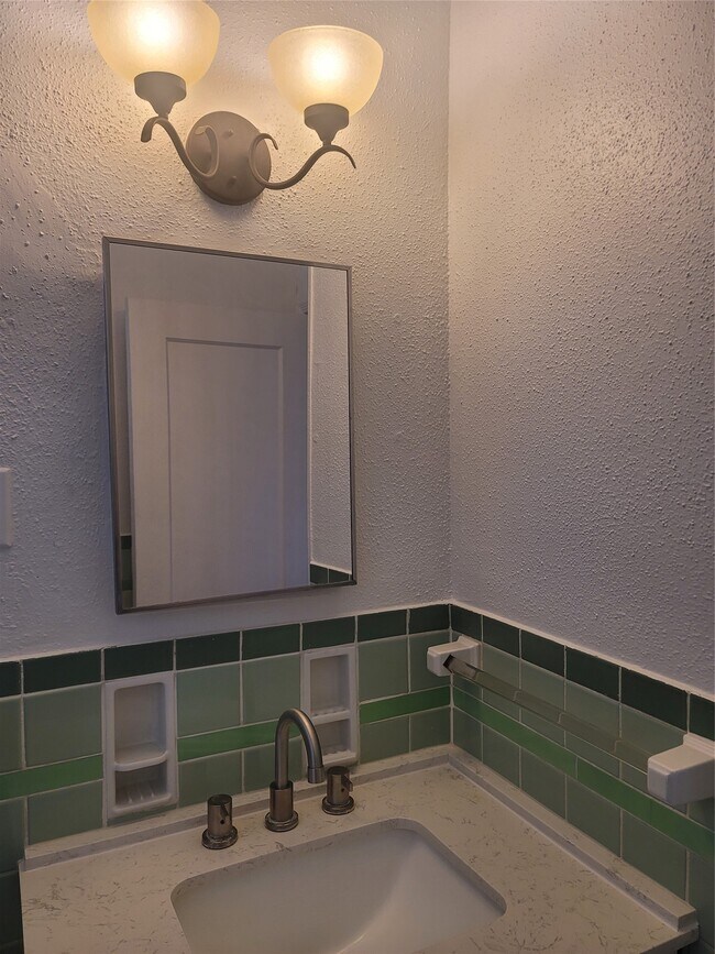 Building Photo - 1920 Binz St