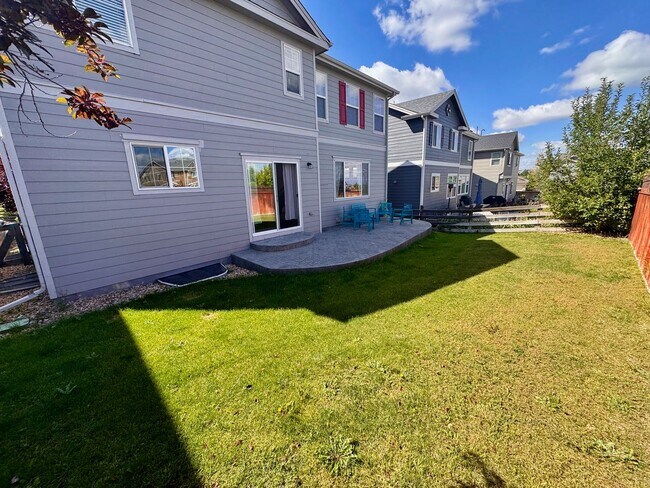 Building Photo - Large 4 bedroom home with a Fully Finished...