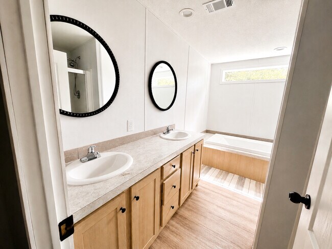 Building Photo - 5250 Hummingbird Ln
