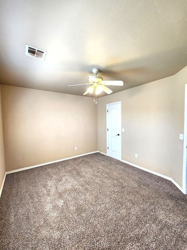 Building Photo - 4 Bed 2 Bath 2 Car Garage Executive Duplex in the Oxford Park Addition