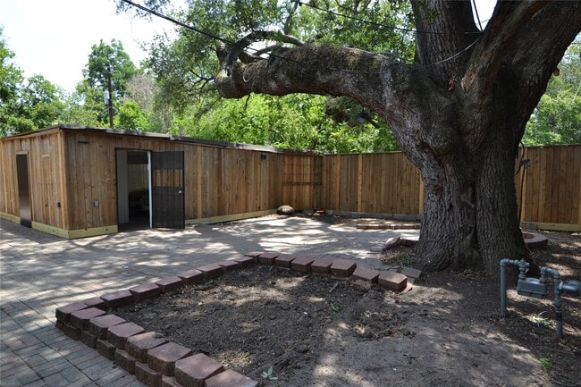 Building Photo - 2135 Bissonnet St