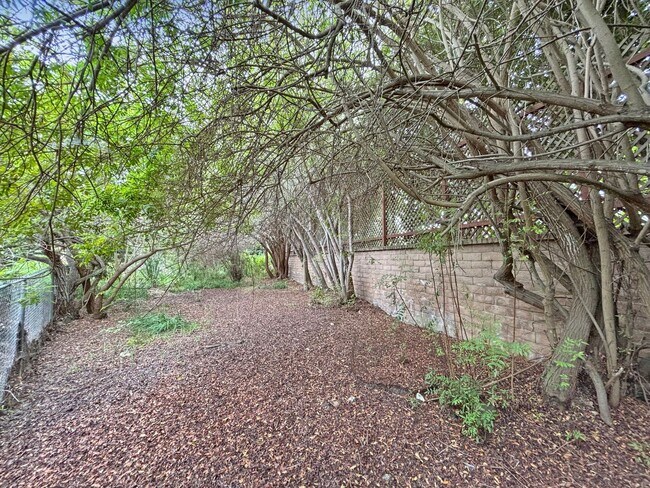 Building Photo - Beautifully Renovated 3BD/2.5BA House in L...