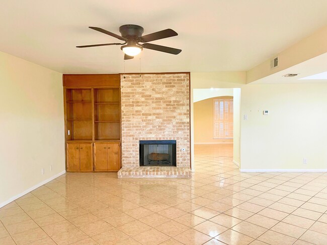 Building Photo - 5868 Royal Rdg Dr