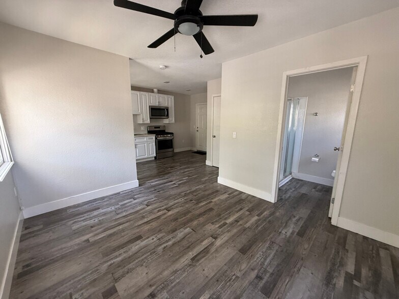 Building Photo - 2000 6th St