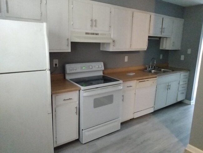 Building Photo - 1420 Kingswood Way