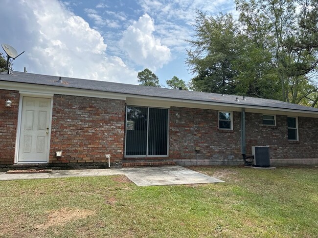 Building Photo - Beautiful 3 Bedroom 1.5 Bathroom Home Now ...