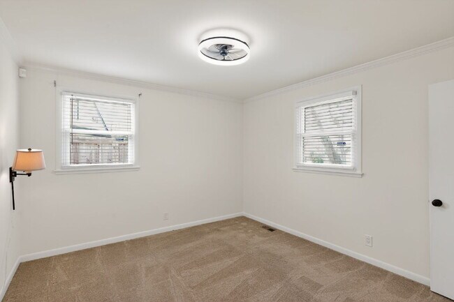 Building Photo - 138 Carriage Dr