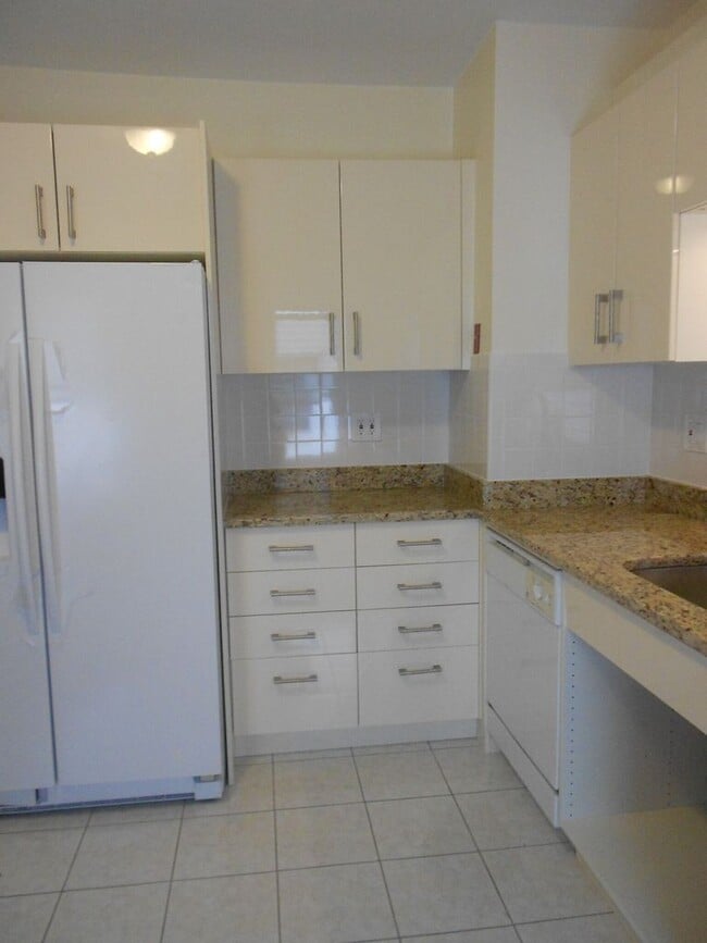 Building Photo - No Brokers Fee, In-Unit Washer and Dryer, Eat-in Kitchen, Parking for Rent