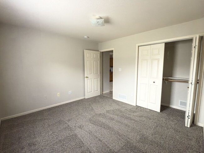 Building Photo - 2563-2563 E Morris Dr