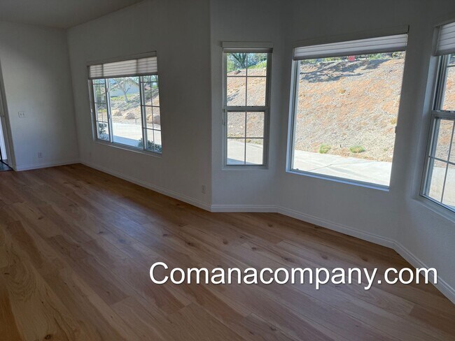 Building Photo - Gorgeous, spacious 3BR/2BA w views, yard, ...