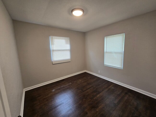Building Photo - Charming 4 bed 1.5 bath