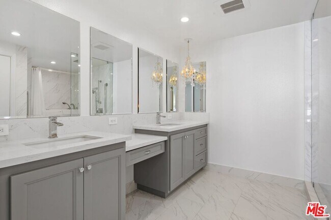 Building Photo - 1347 Avenida de Cortez