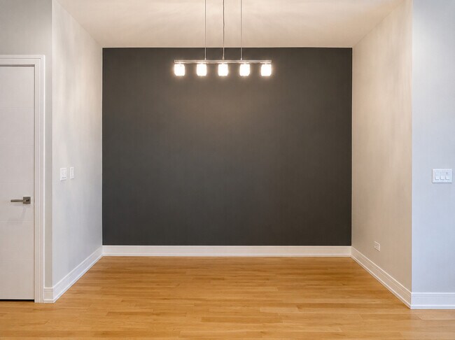 Building Photo - 1008 N Larrabee St