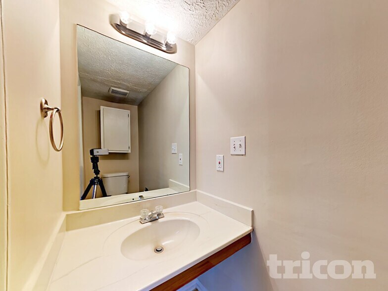 Building Photo - 3326 Newbury Rd