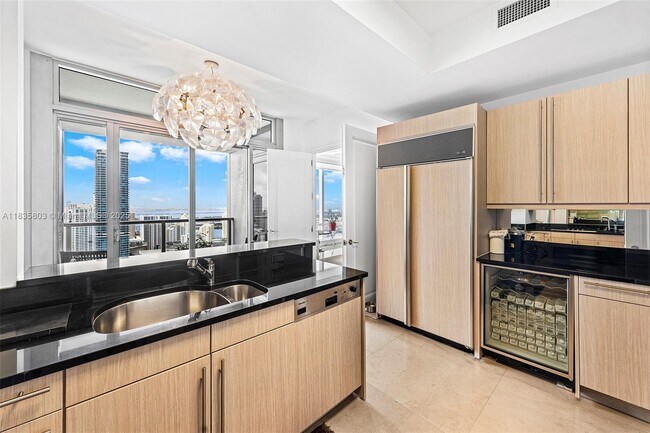 Building Photo - 1425 Brickell Ave