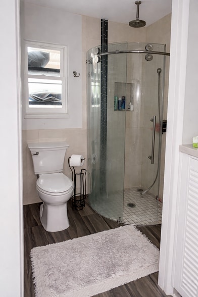 bathroom 1 - 1070 Awawamalu St