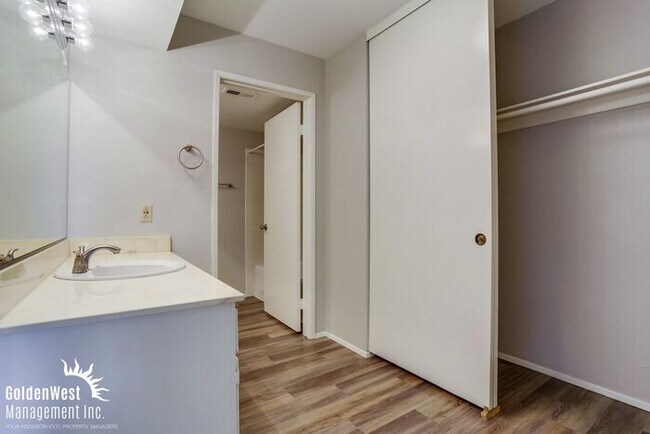 Building Photo - Breezy 2Bdm 2Ba Top-Floor Corner Condo with Mountain Views!