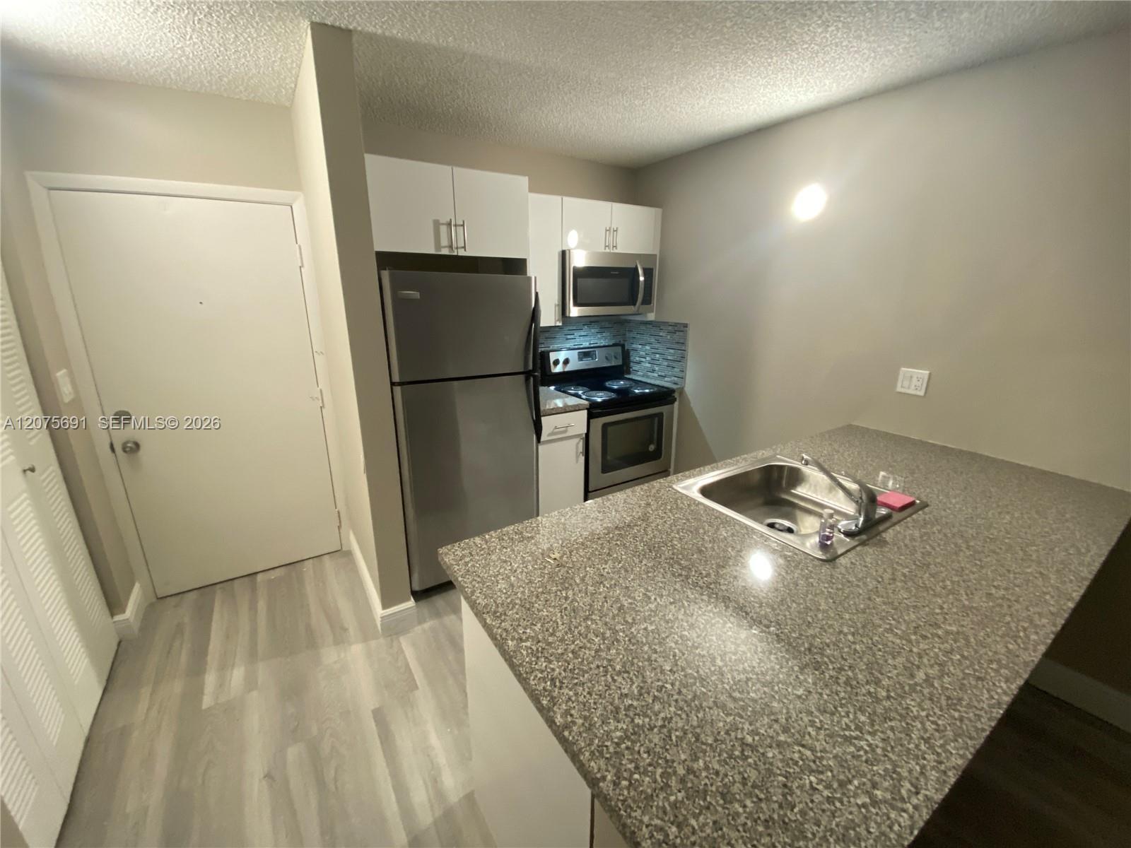 Building Photo - 2771 Riverside Dr