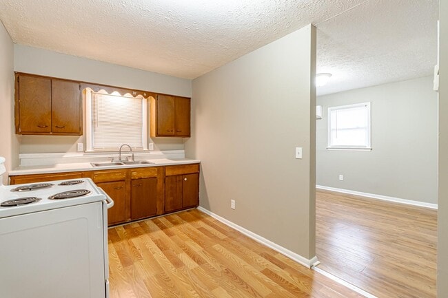 Building Photo - 421 N Woodland Dr
