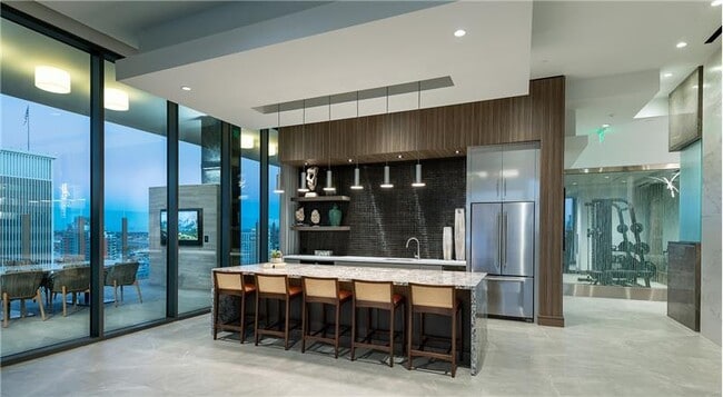 Building Photo - 300 1/2 W 5th St