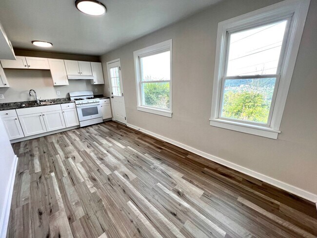 Building Photo - JUST Renovated! - 3 Bedroom 1 Bathroom - C...