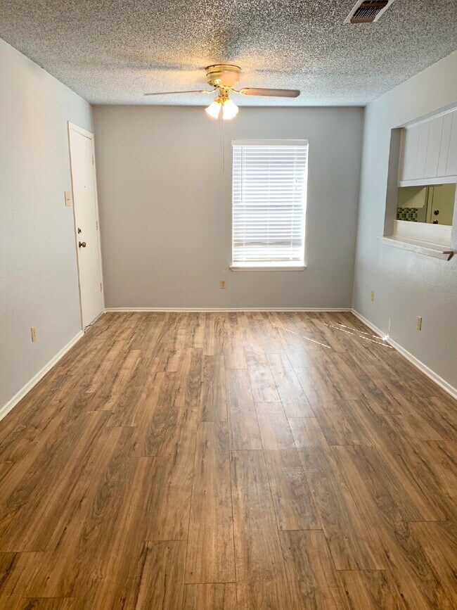 Building Photo - Cute 2 Bedroom