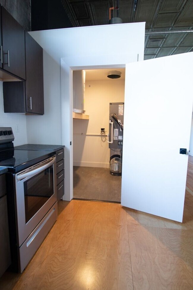 Building Photo - Spacious Loft