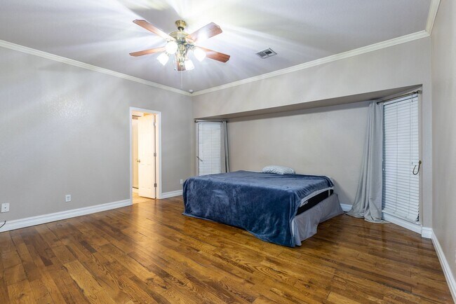 Building Photo - 5 Bed / 2.5 Bath in South Tulsa!