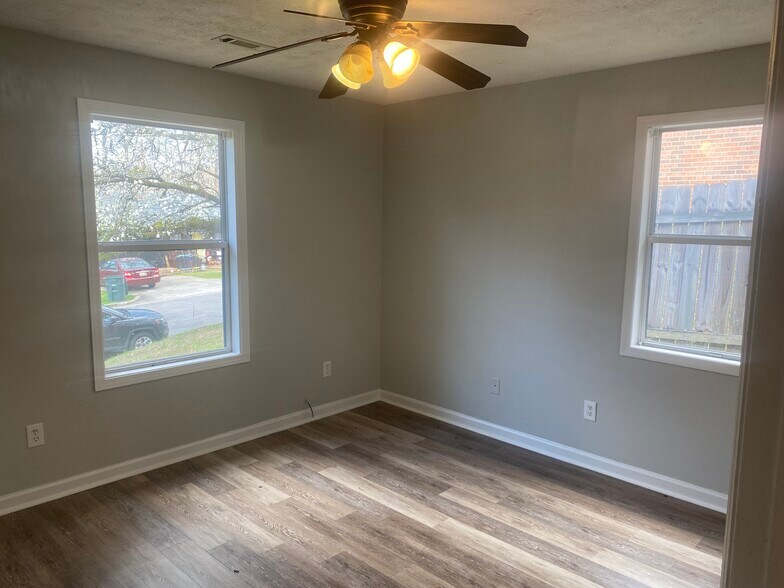 Building Photo - 1368 Kurt Cir