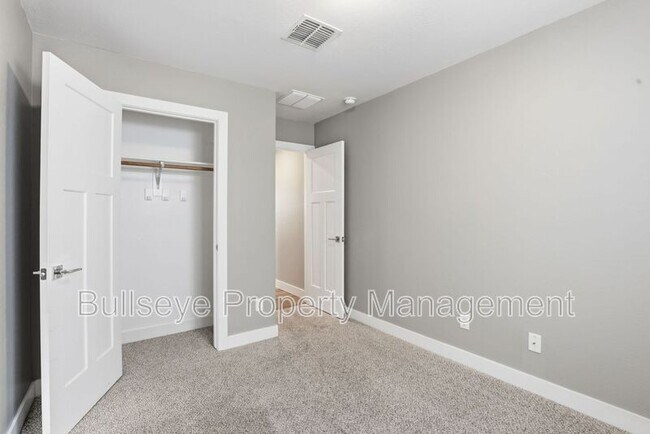 Building Photo - 5029 S 11th Pl