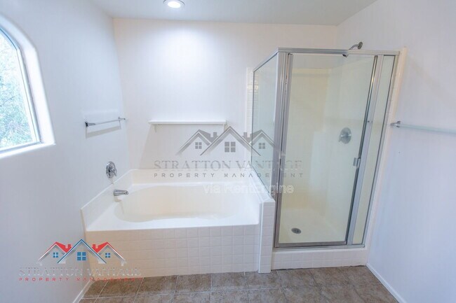 Building Photo - 110 Cholla St