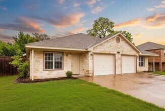 Building Photo - AVAILABLE NOW!