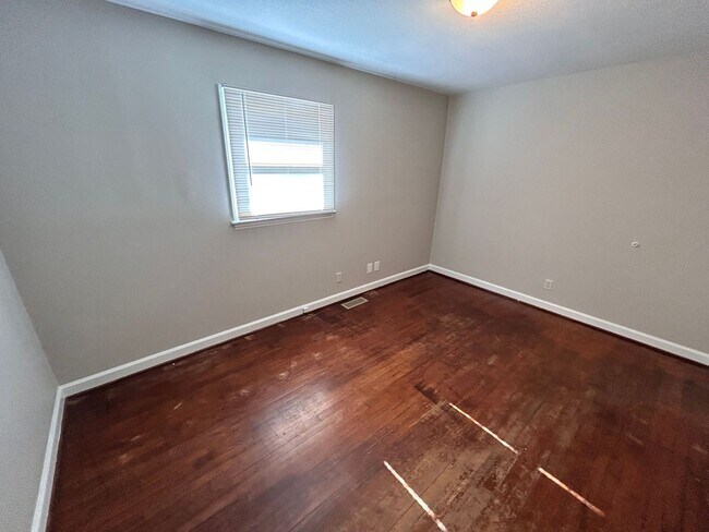 Building Photo - 3 Bedrooms off Mt. Gallant!!