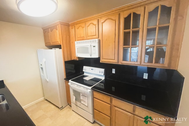 Building Photo - Top Floor One Bedroom - Easy Access to Garage Parking + Great Amenities