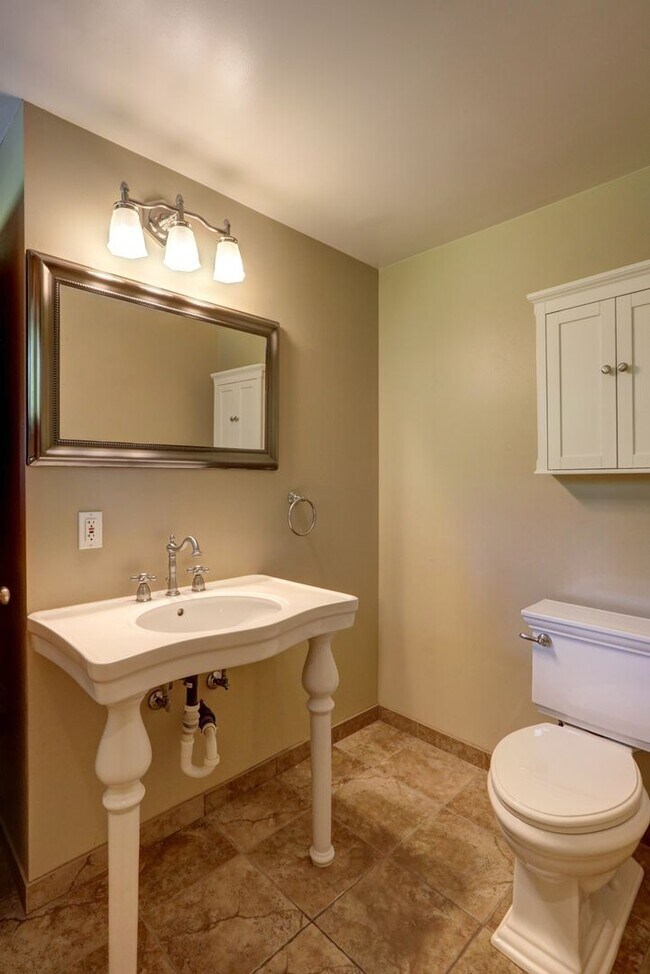 Building Photo - Welcome Home to Your Beautiful Oasis in En...