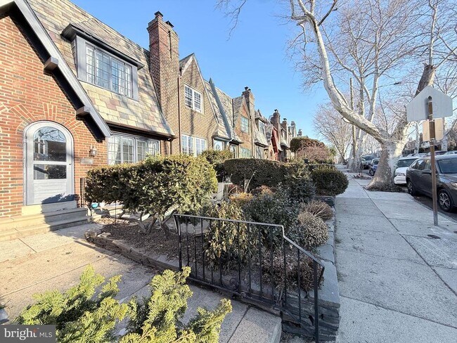 Building Photo - 3463 W Queen Ln