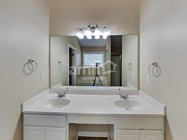 Building Photo - 2410 Greenside Ct
