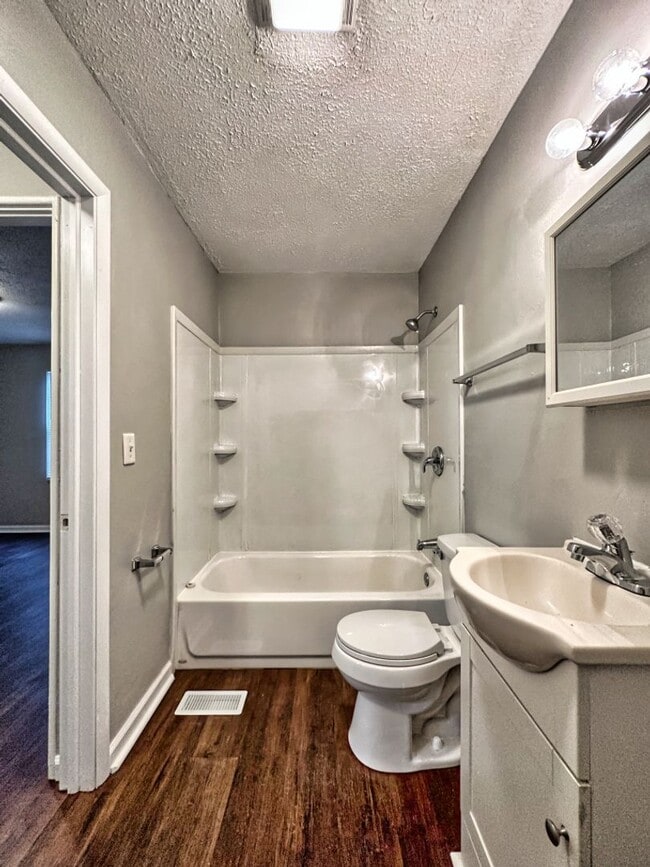 Building Photo - 3 bed 1 bath located on the East Side