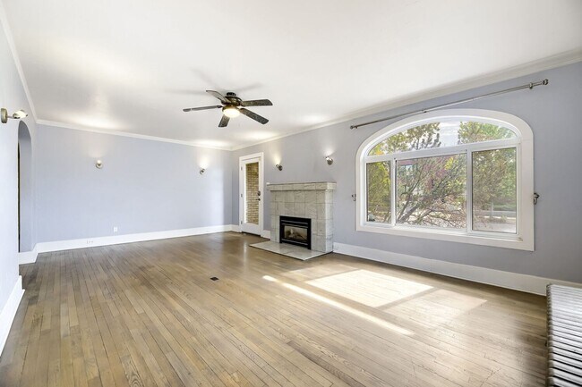 Building Photo - $1000 OFF RENT! Spacious 4bd/2ba Charming Historic Home near Wash Park- Available NOW!
