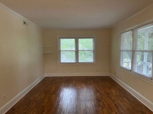 Building Photo - Centrally located, close to the Mall