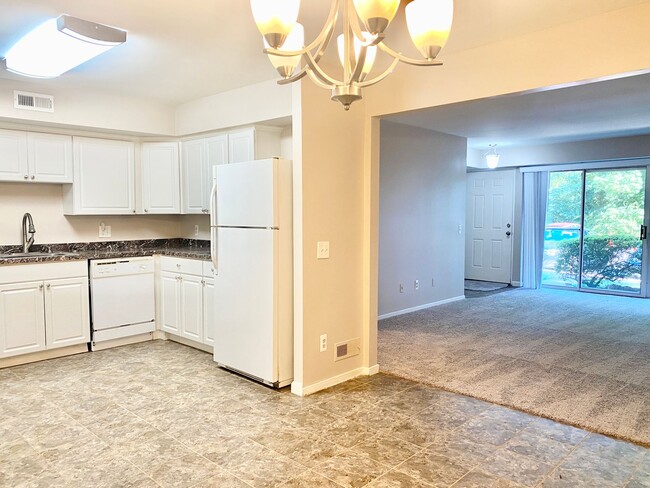 Building Photo - Spacious 2 Bed 2 Bath! Pets Welcome!  No S...