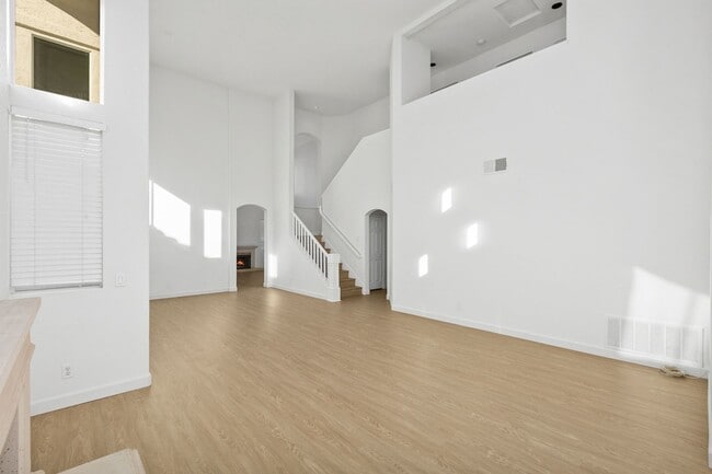 Building Photo - Spacious Vista Home