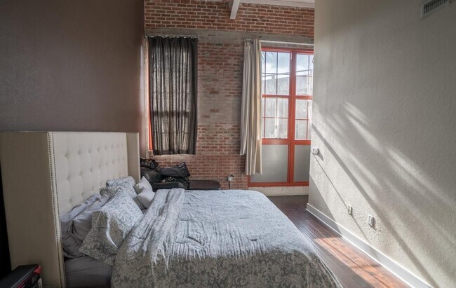 Building Photo - Beautiful 2 bedroom/2 bathroom loft with exposed brick, steel beams and hand scrapped wood floors.