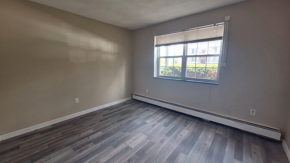Building Photo - 5 Kenmar Dr