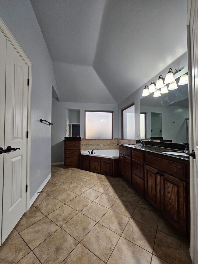 Building Photo - (4) Bed/(2) Bath in Winfield Addition OKC!