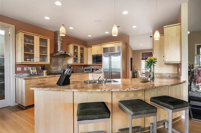 Building Photo - 1/2 off first months rent / Large home in gated Awbrey Glen neighborhood