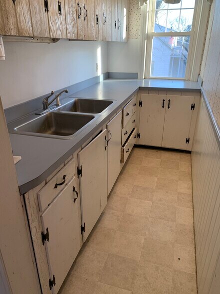 Building Photo - 468 Massasoit Rd