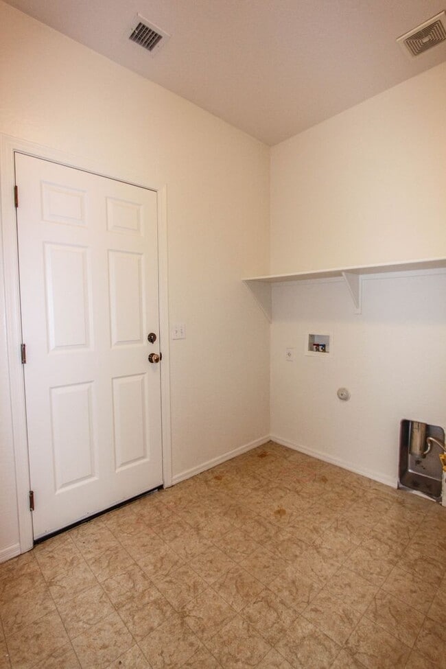 Building Photo - 607 N Cortina St