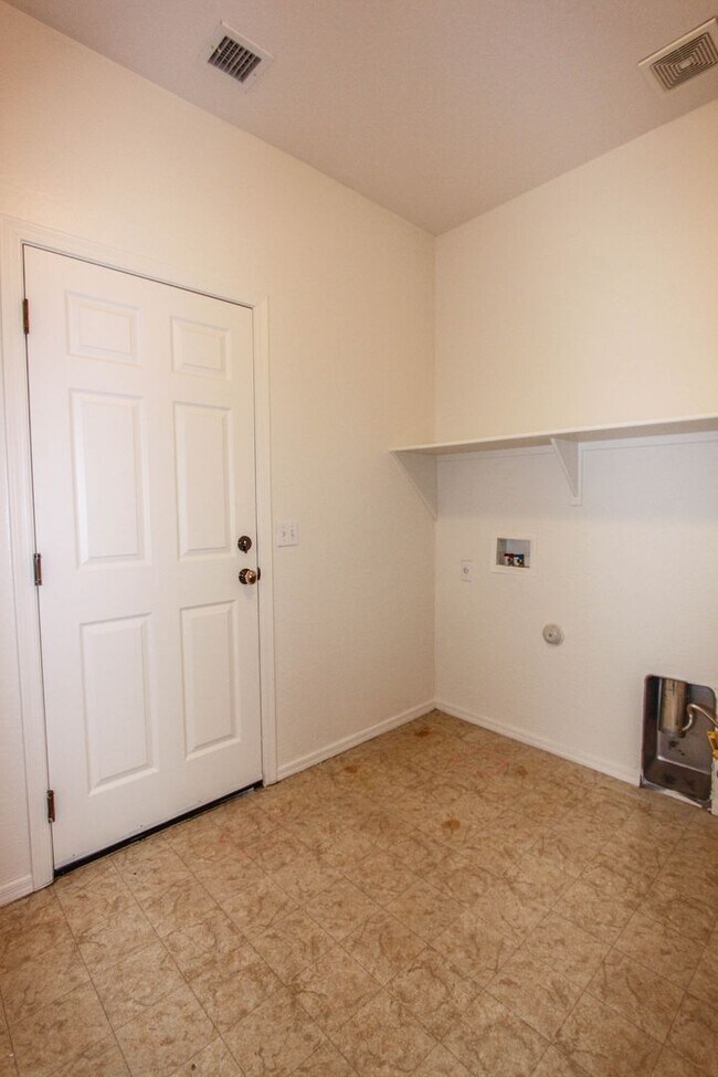 Building Photo - Quailwood Townhome with Amenities